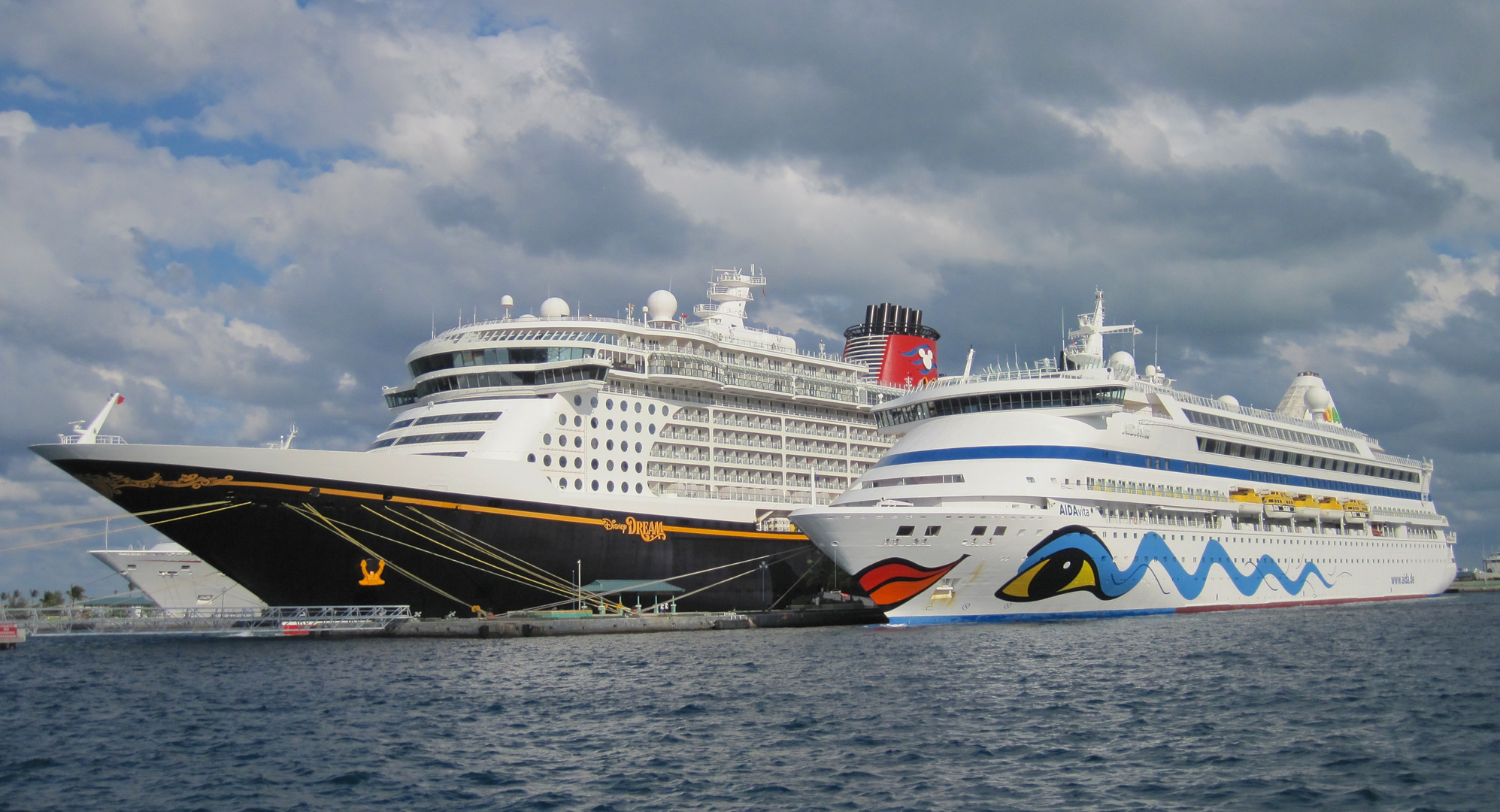 Größenvergleich Disney Dream / AIDAvita in Nassau (Bahamas)