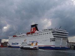 Größenvergleich STENA SCANDINAVICA und Fördeschiff STRANDE