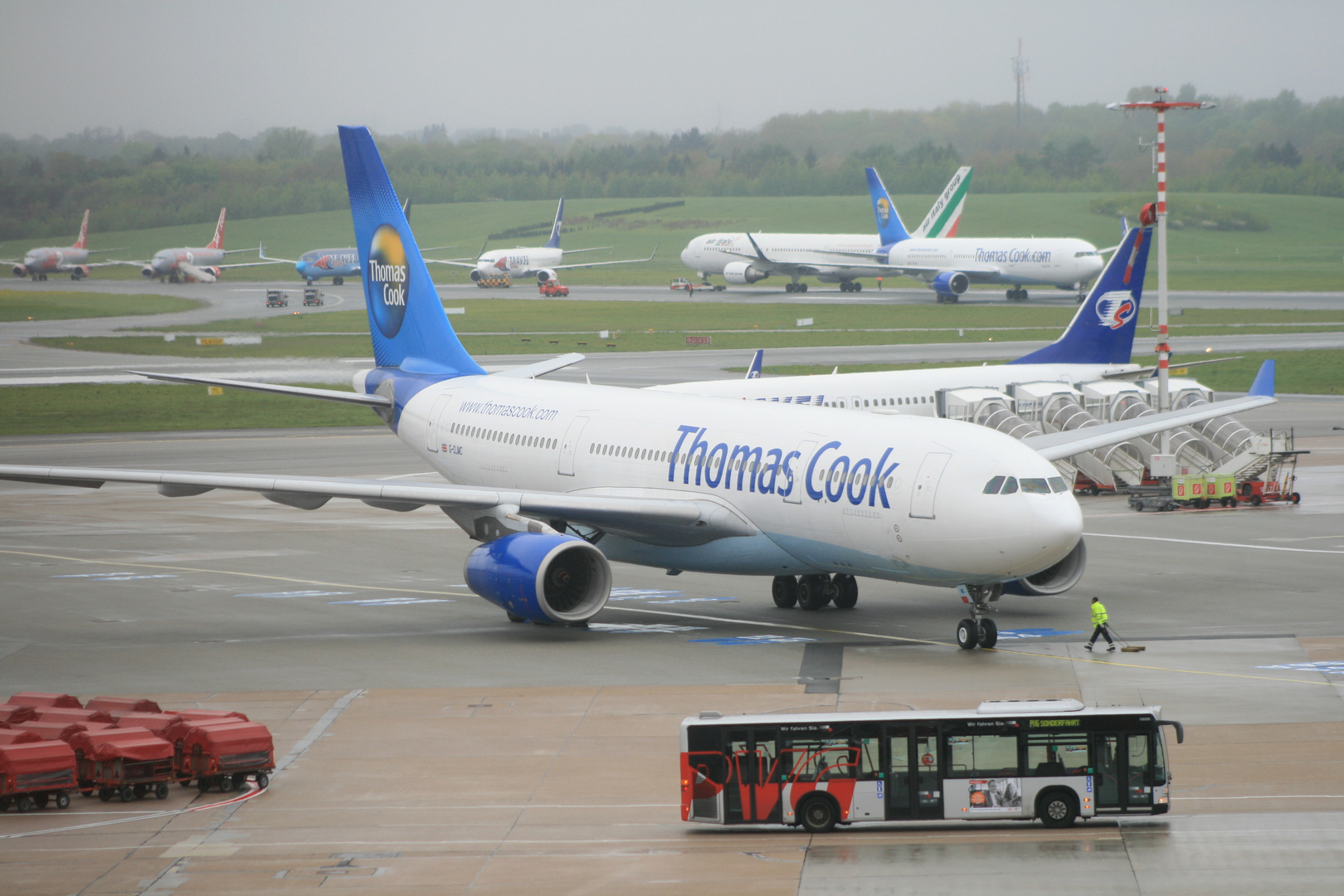 Größenvergleich Thomas Cook A330-200 und "Citaro" (Bus) / Comparación del tamaño entre A332 + Bus