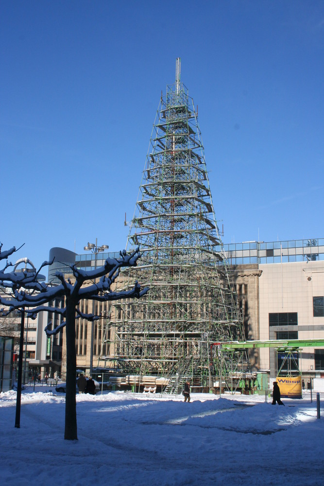 Größter Weihnachtsbaum der Welt NACKT mitten in Dortmund!