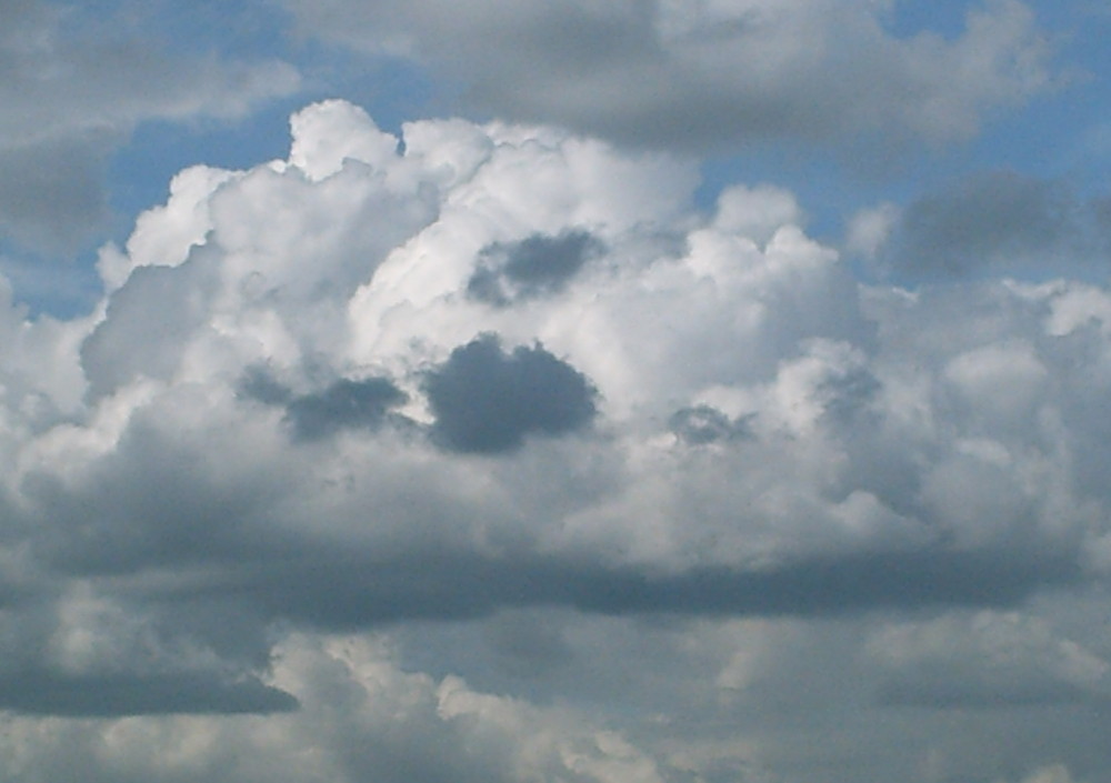 gros nuages mais ciel bleu