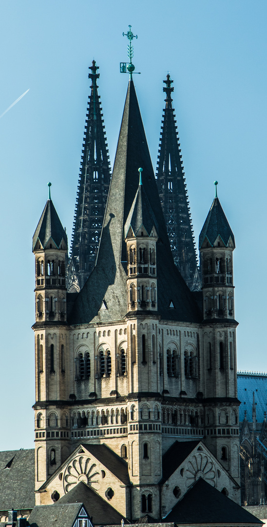 Gross Sankt Martin vor dem Kölner Dom