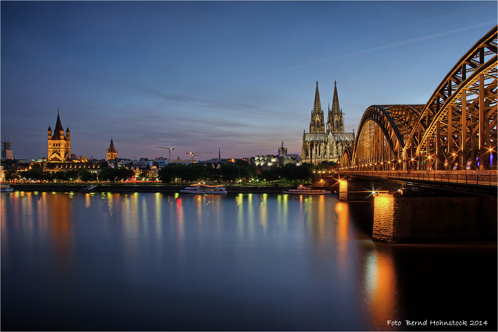 Groß St. Martin mit dem Dom ....