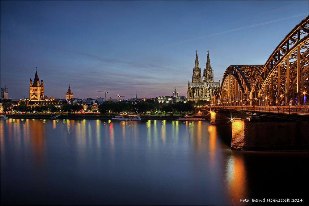 Groß St. Martin mit dem Dom ....