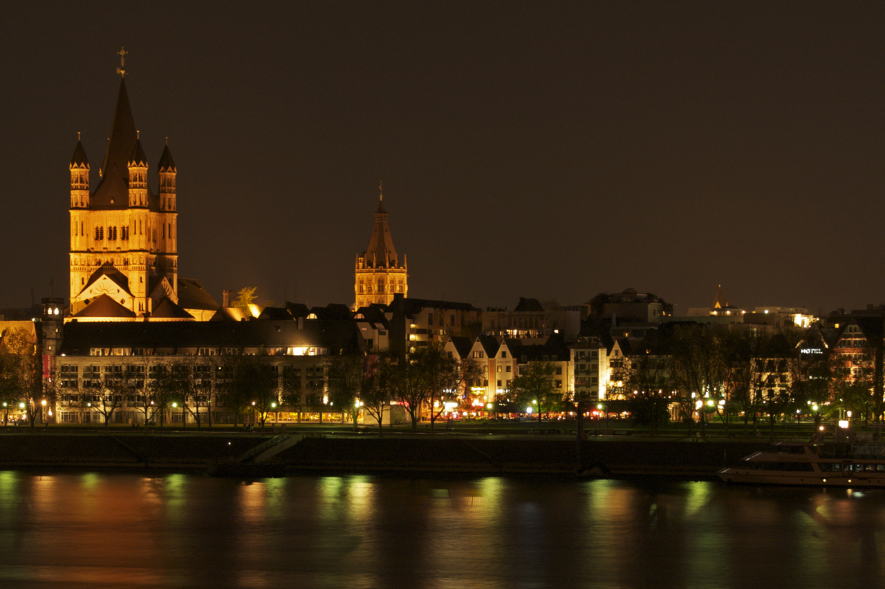 Groß St. Martin und Rathausturm by Night