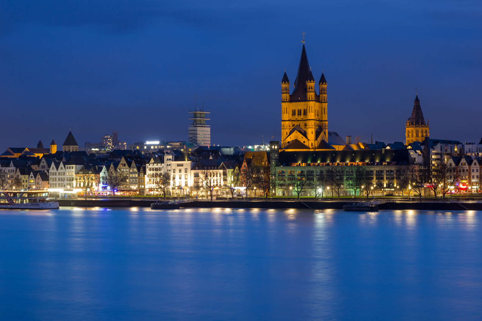 Groß St. Martin und Stapelhäuser zur blauen Stunde