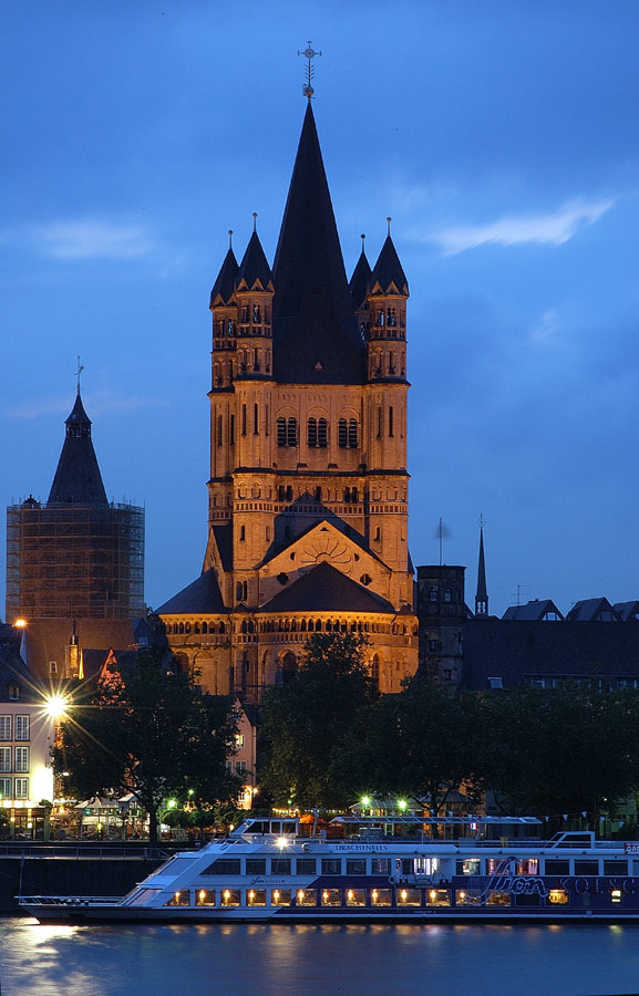 Groß St.Martin in der blauen Stunde.