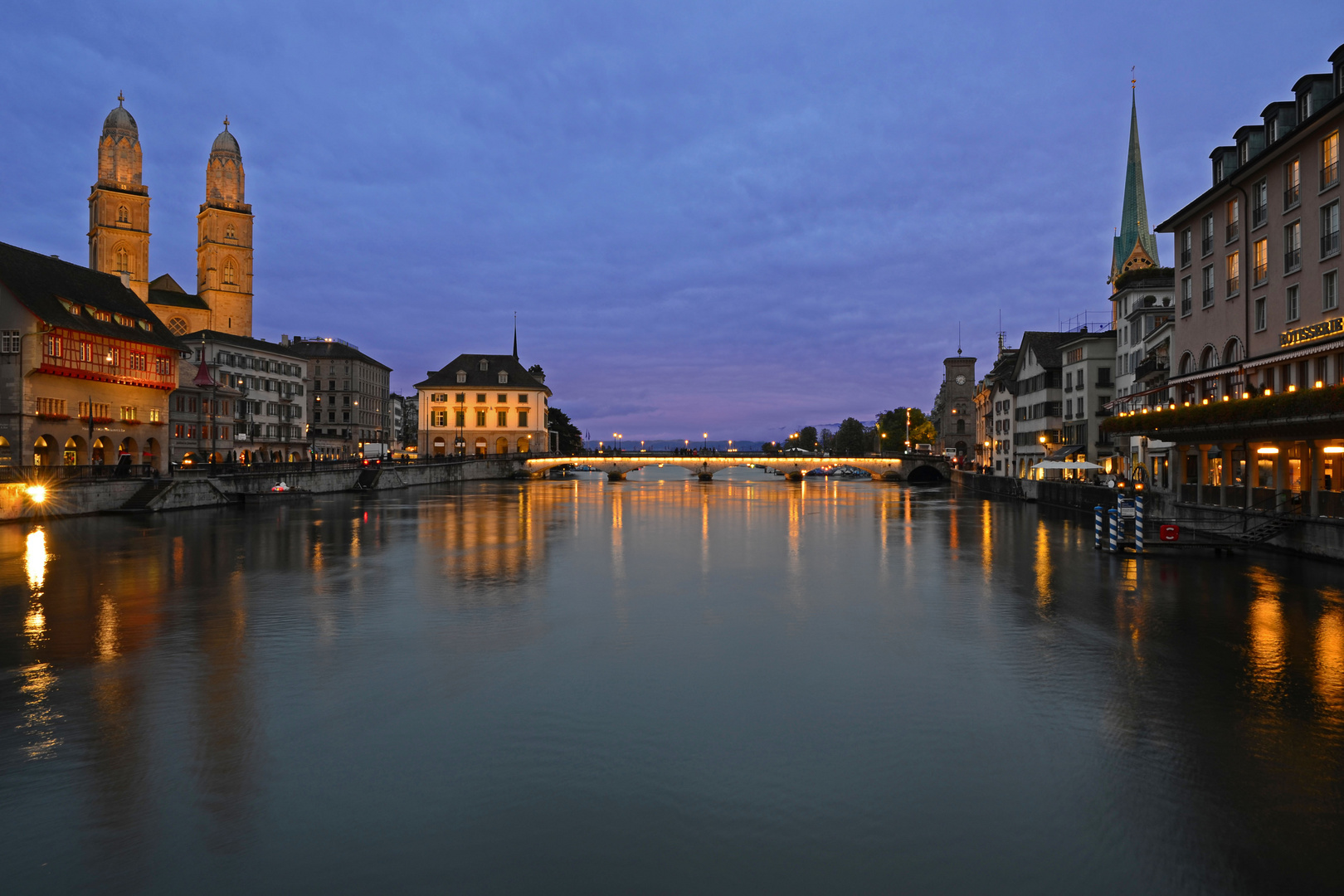 Gross- und Fraumünster in der Nähe zur Limmat in Zürich