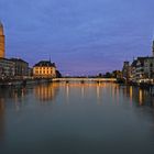 Gross- und Fraumünster in der Nähe zur Limmat in Zürich