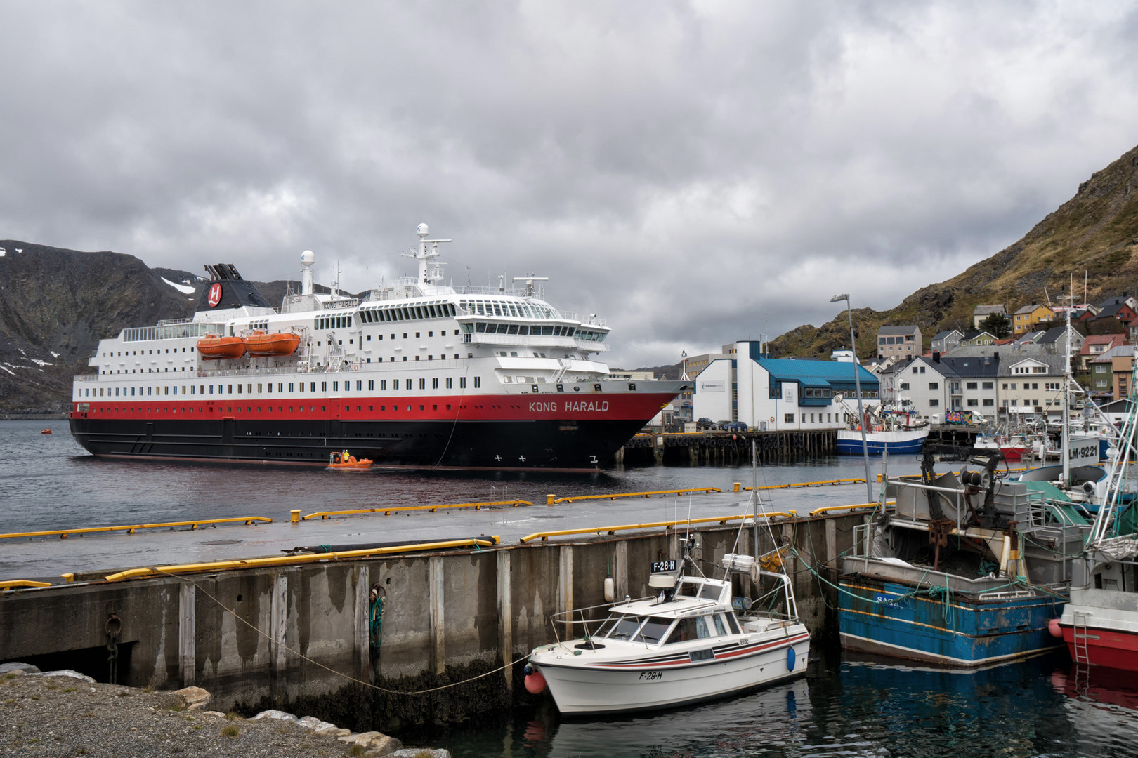 Gross und Klein im Hafen von Honningsvag