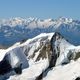 Gross Wannenhorn der beliebte Skitourenberg.Die Walliser Alpen am Horizont.