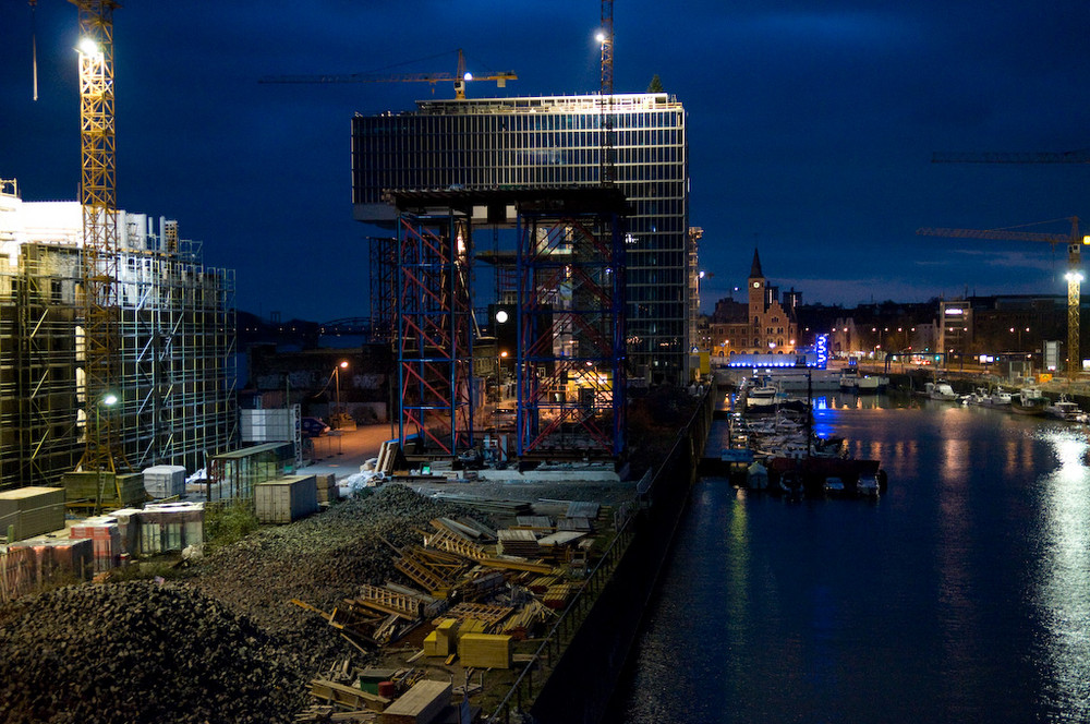 Großbaustelle am Rheinauhafen am frühen Morgen.