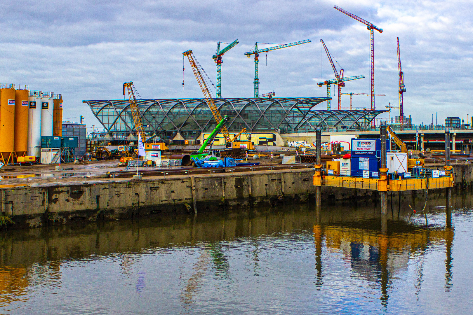 Großbaustelle an dem U-S-Bahnhof Elbbrücken .