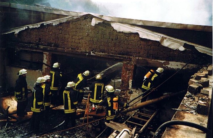 Großbrand in Frankenstein. Hier Nachlöscharbeiten.Die Halle drohte einzustürzen.