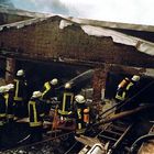 Großbrand in Frankenstein. Hier Nachlöscharbeiten.Die Halle drohte einzustürzen.