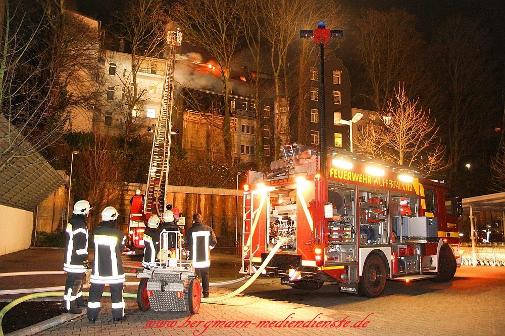 Großbrand in Wuppertal in der Gartenstraße, Feuer frißt sich von der 1.ten bis in die 4.te Etage