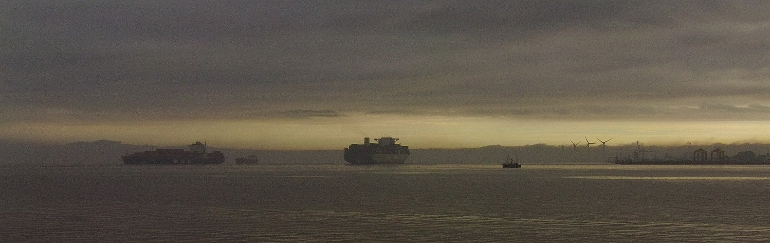 Großcontainerschiffe vor Cuxhaven