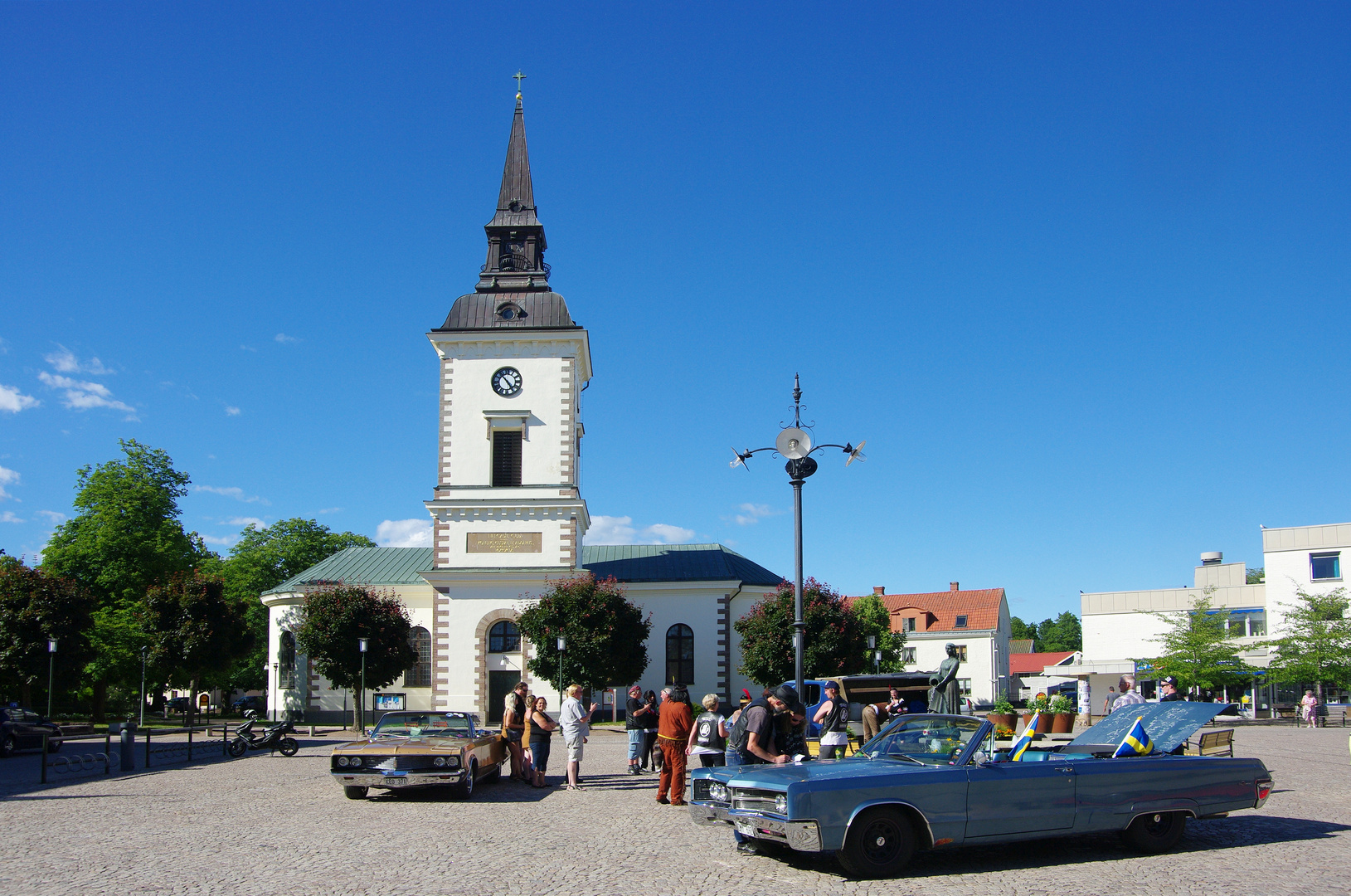 große Autos vor der Kirche in Hjo (Schweden)