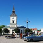 große Autos vor der Kirche in Hjo (Schweden)