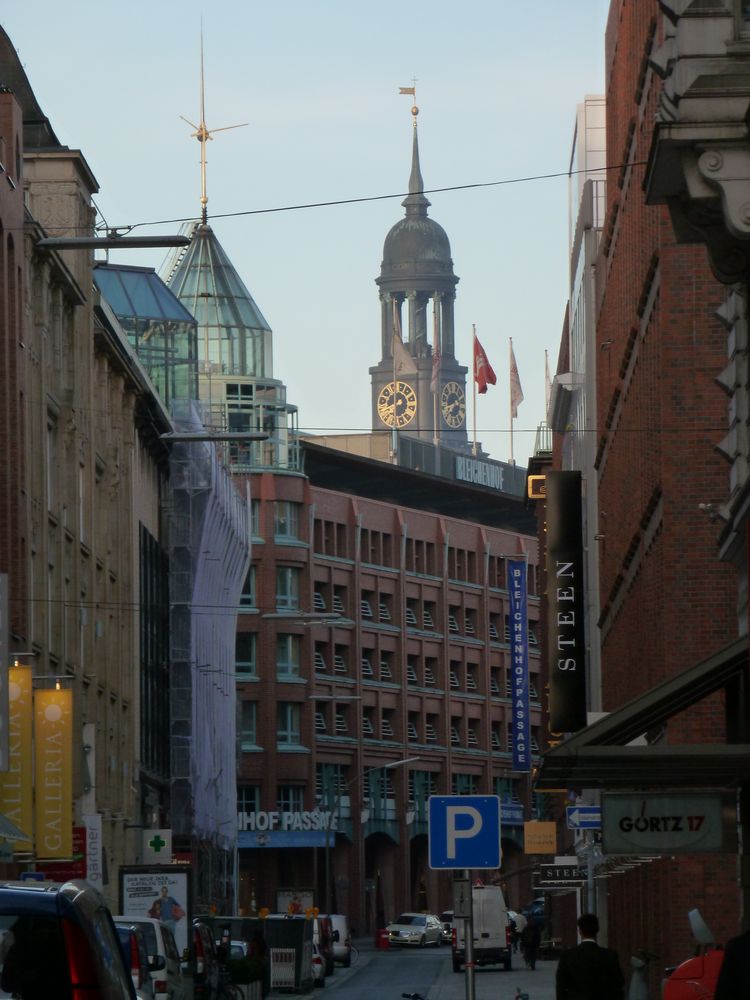 "Große Bleichen" in Hamburg mit "Michel"