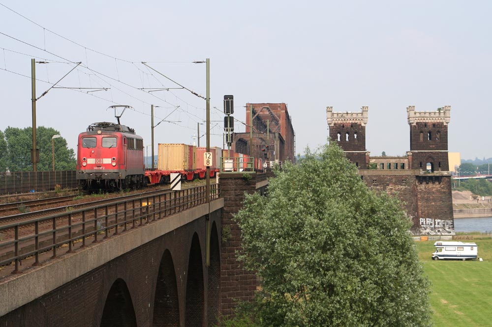 Große Brücke kleiner Zug