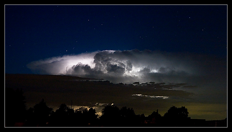 große leuchtende Gewitterwolke