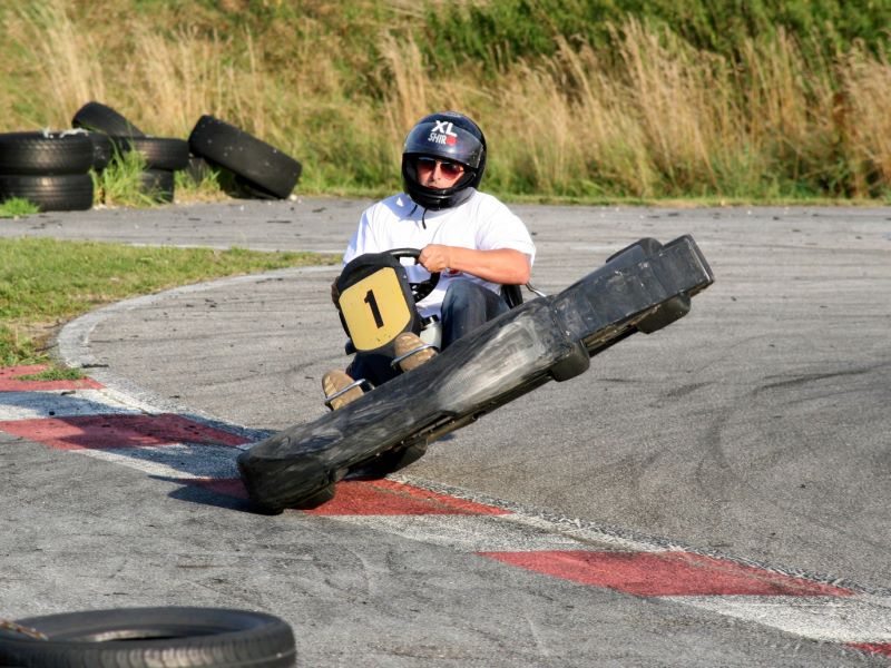 Grosse Manner Kleine Autos Wilde Fahrten Foto Bild Sport Motorsport Rundstrecke Bilder Auf Fotocommunity