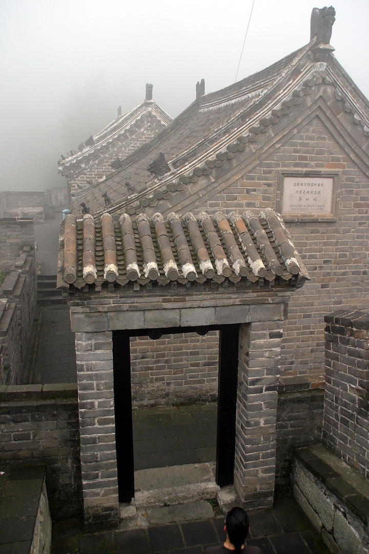 Grosse Mauer im Nebel