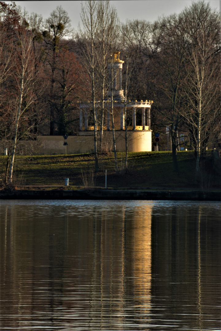 Große Neugierde am Schloss Glienicke, Berlin-Zehlendorf