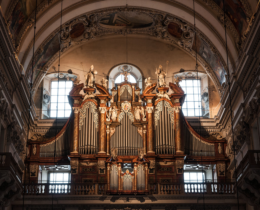 Große Orgel auf der Westempore im Salzburger Dom Foto ...