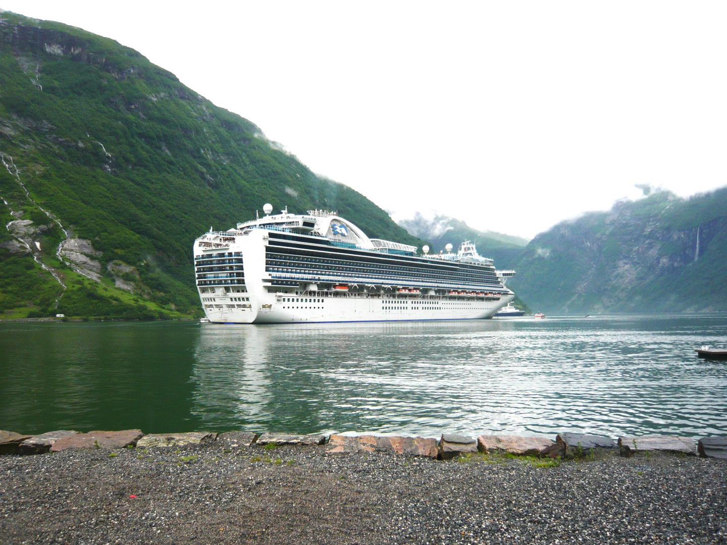 Große Passagierschiffe in Geiranger Fjord Ein Traumhafter Anblick 
