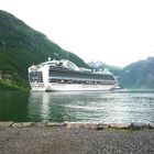 Große Passagierschiffe in Geiranger Fjord Ein Traumhafter Anblick 