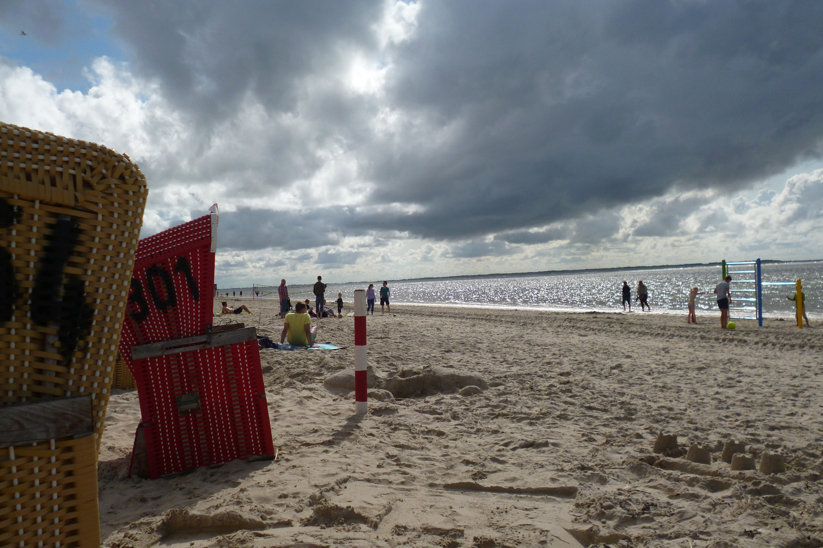 große Regenwolken am Strand von Langeoog