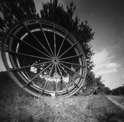 Große Schlauchrollen entlang der Straße