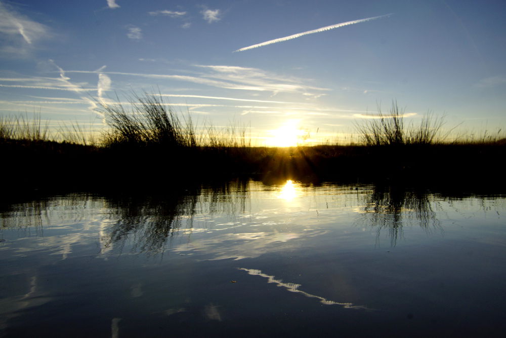 große Sonne in kleinem Wasser