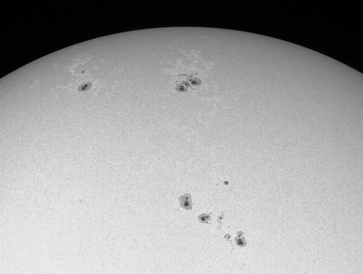 große Sonnenfleckengruppen AR 2321, AR 2324 und AR 2325, Foto vom 15.04.2015