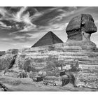  Große Sphinx von Gizeh ( im Hintergrund die Pyramide des Cheops)