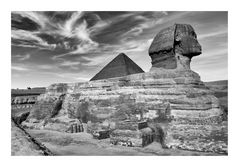  Große Sphinx von Gizeh ( im Hintergrund die Pyramide des Cheops)