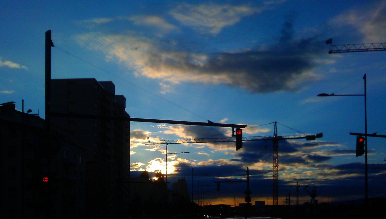 Große Stadt in der Abenddämmerung