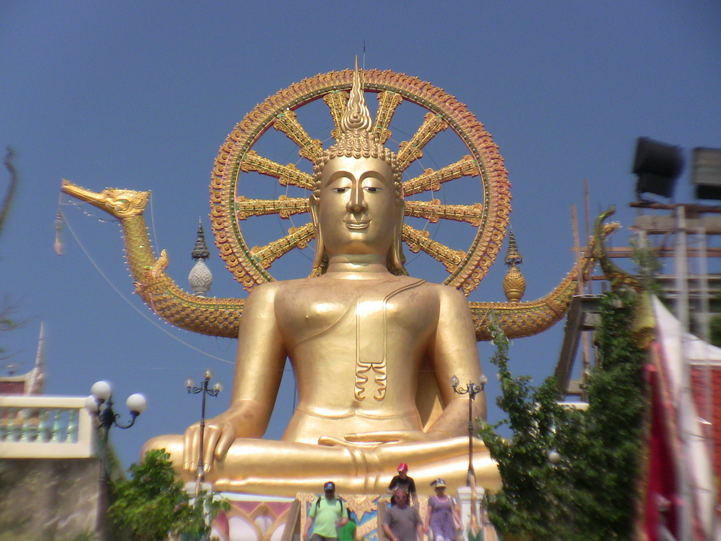 Große Statue vor blauem Himmel