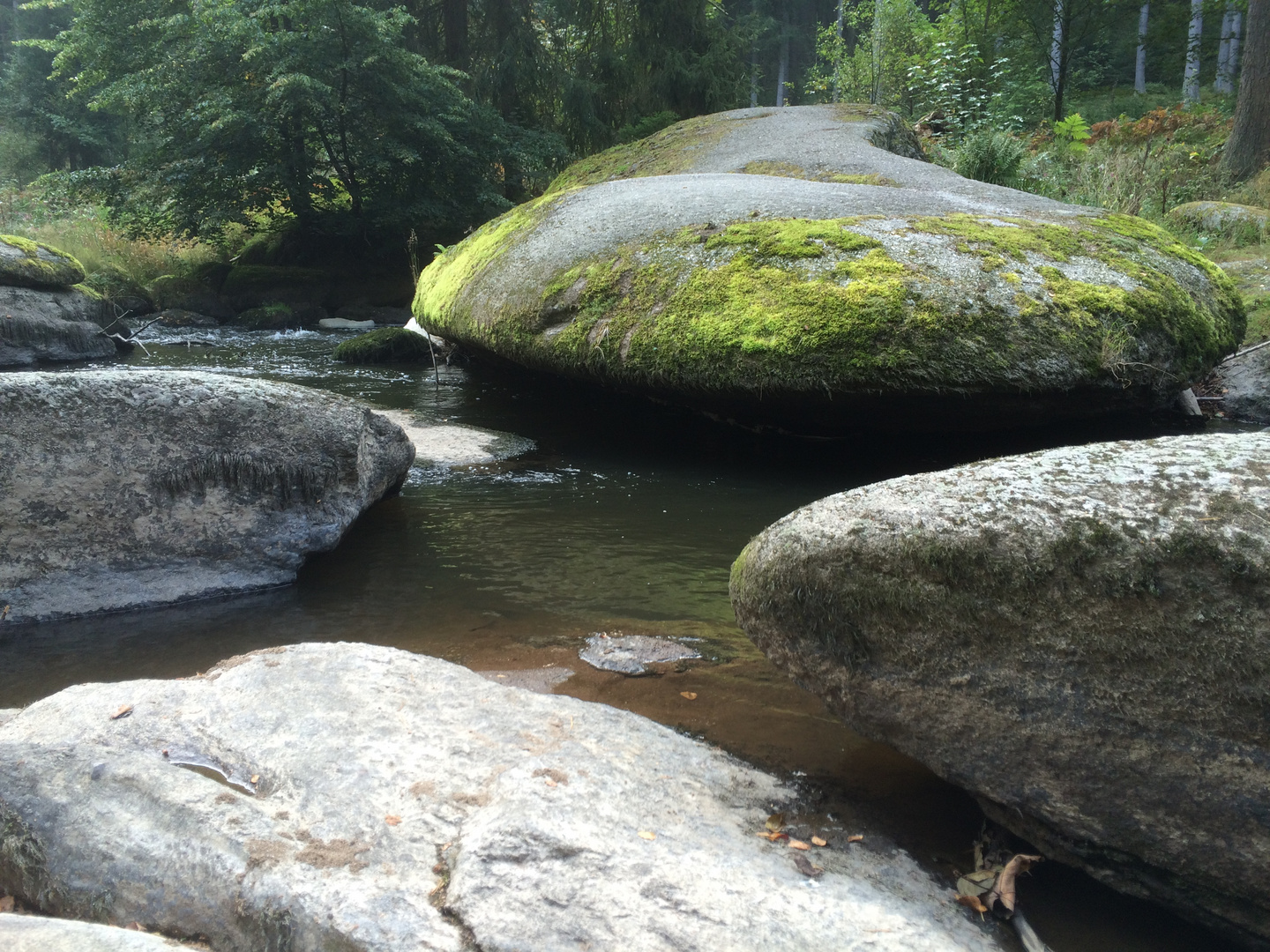 Große Steine im Bach