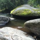 Große Steine im Bach