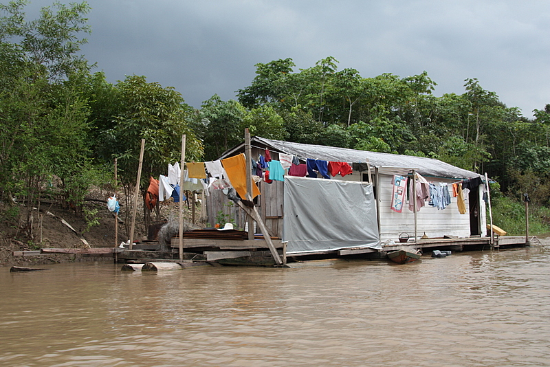 grosse Wäsche auf einem schwimmenden Baumhaus auf dem Amazonas