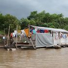 grosse Wäsche auf einem schwimmenden Baumhaus auf dem Amazonas