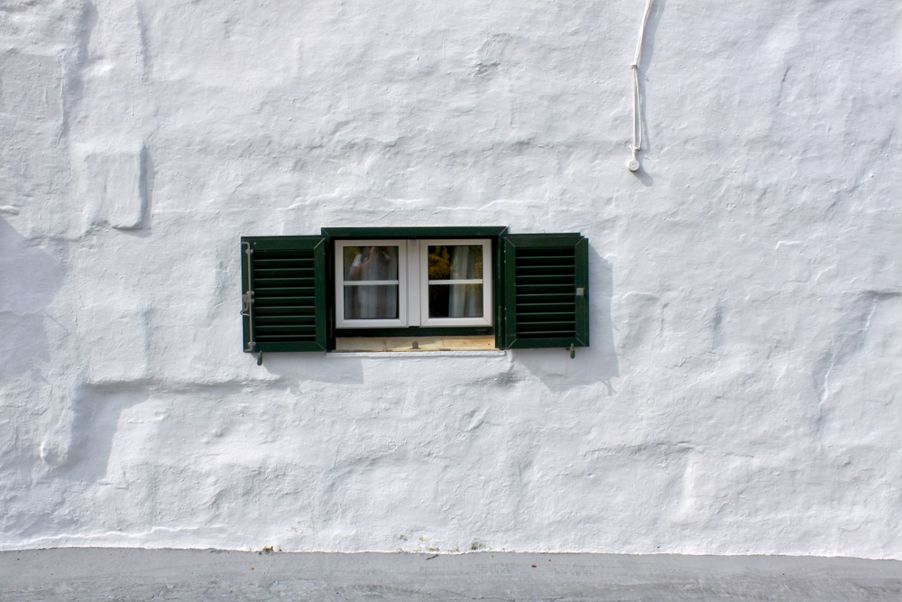 Große Wand mit kleinem Fenster