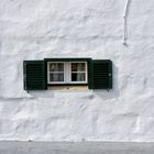 Große Wand mit kleinem Fenster