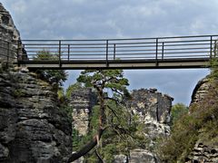 Große Wehrgangsbrücke aus dem Burghof