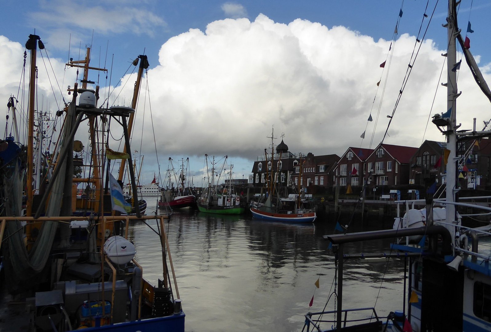 Große Wolke überm Hafen