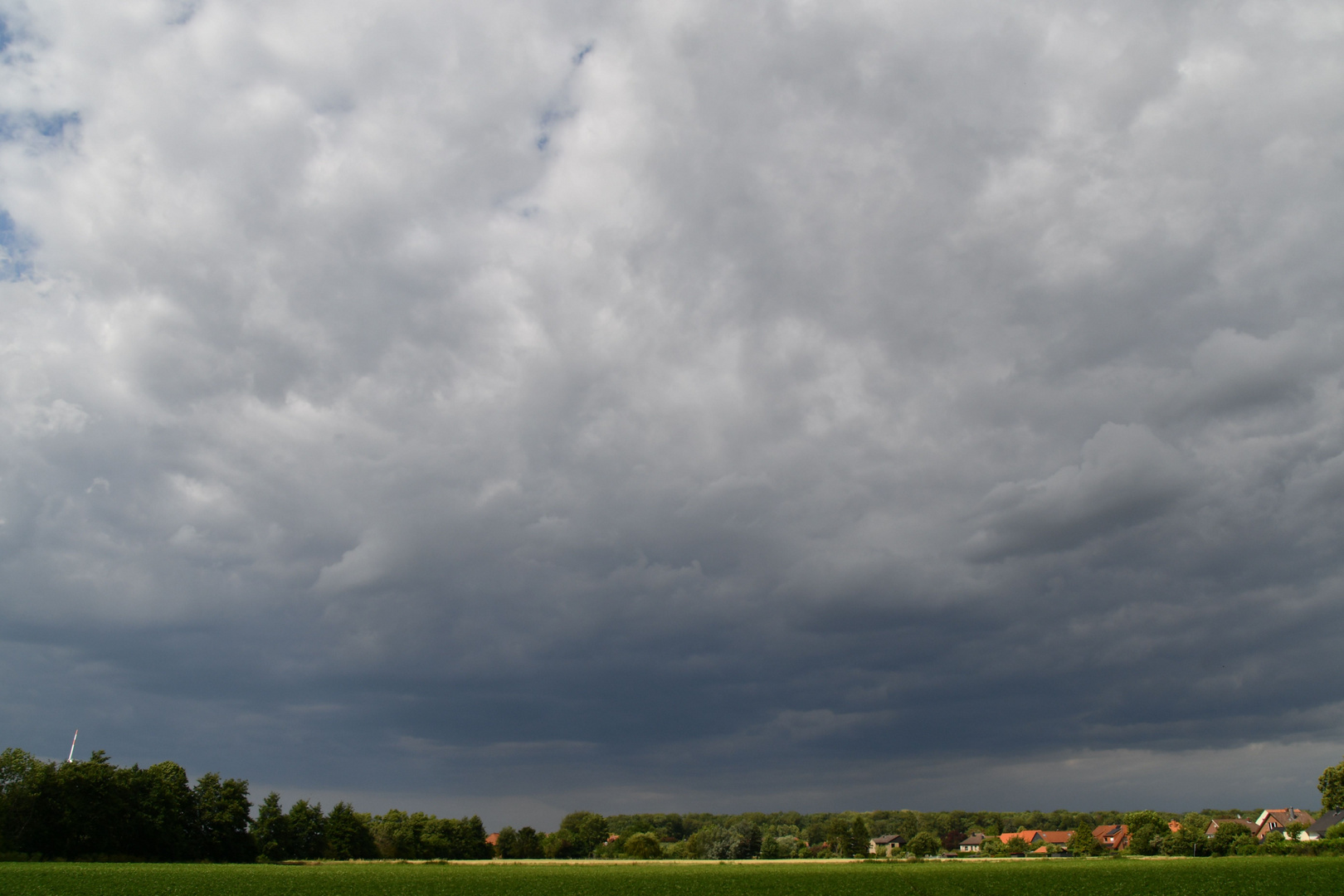 Große Wolken Über Kleinem Dorf