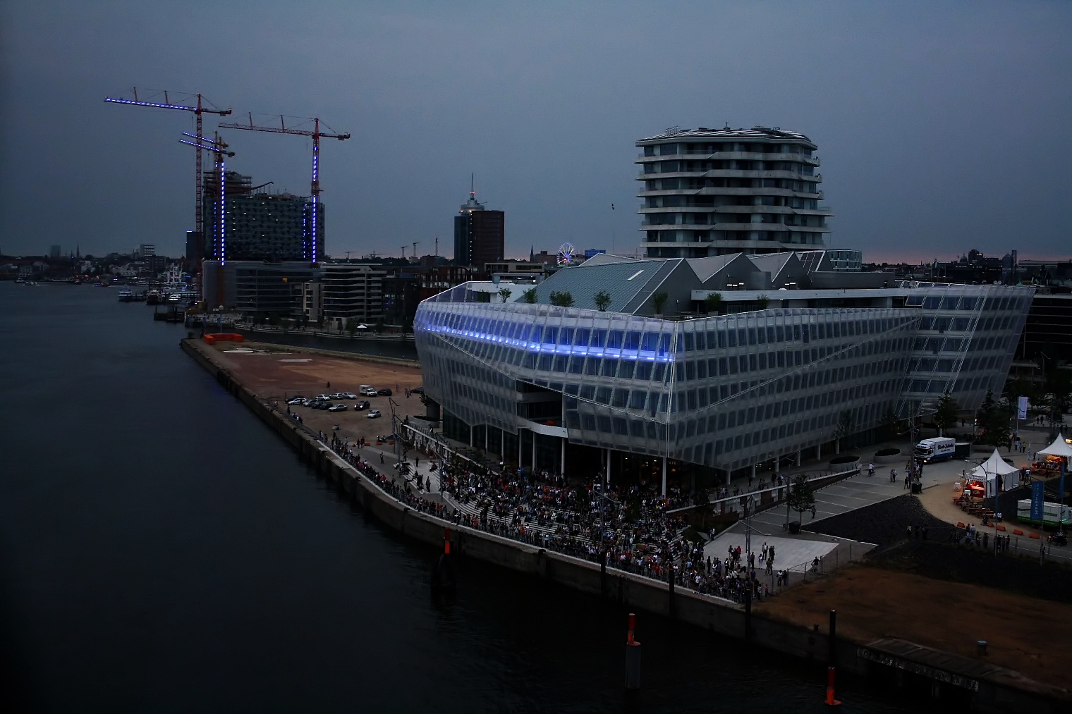 Großer Bahnhof am Hafen